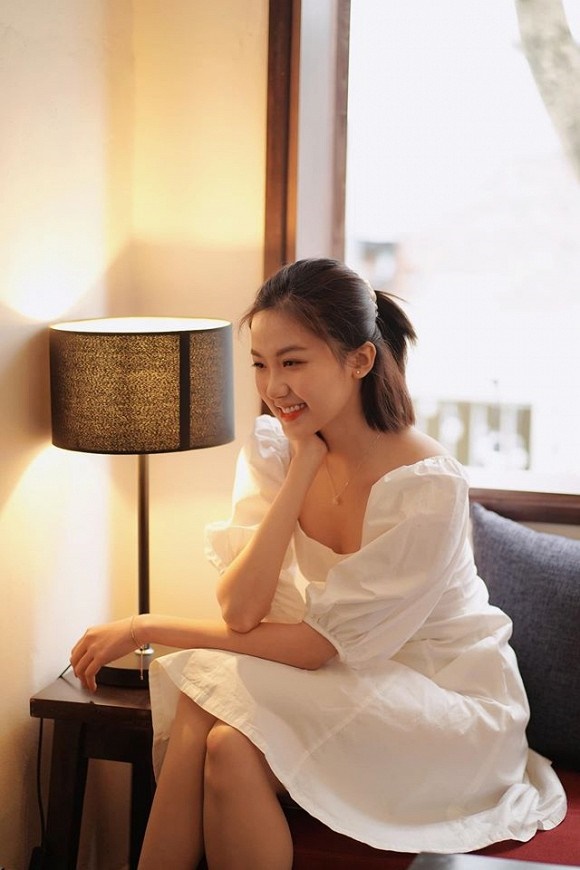 Trà Hoa hồng trên ngực trái đăng ảnh diện đầm trắng tinh khôi-4