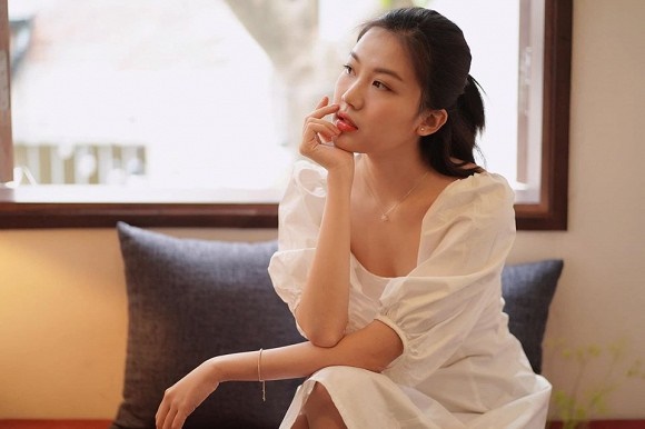 Trà Hoa hồng trên ngực trái đăng ảnh diện đầm trắng tinh khôi-6