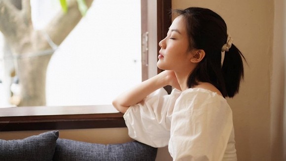 Trà Hoa hồng trên ngực trái đăng ảnh diện đầm trắng tinh khôi-7