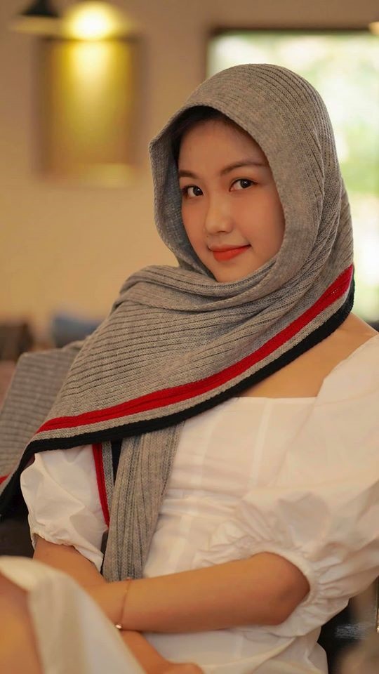 Trà Hoa hồng trên ngực trái đăng ảnh diện đầm trắng tinh khôi-8