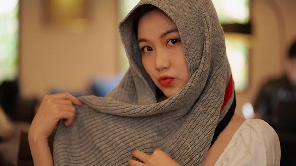 Trà Hoa hồng trên ngực trái đăng ảnh diện đầm trắng tinh khôi-10