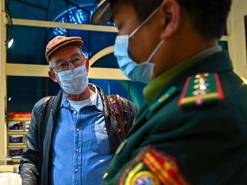 Du khách Anh trở lại Trung Quốc khi đến ga Đồng Đăng