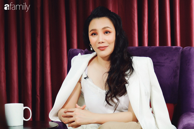 Hồ Quỳnh Hương tức giận chỉ trích đồng nghiệp xem thường khi mang trợ lý ra hát tập với cô-2