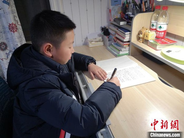 Mẹ túc trực ở bệnh viện chống dịch viêm phổi Vũ Hán, con trai ở nhà viết nhật ký: Mẹ ơi, mẹ có nhớ con không?-1