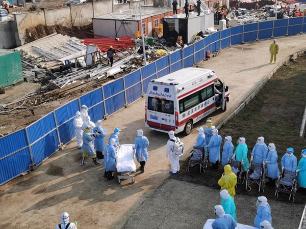 50 bệnh nhân đầu tiên được chuyển đến bệnh viện 10 ngày đêm ở Vũ Hán, nhân viên y tế mặc đồ bảo hộ tiếp đón đặc biệt-1