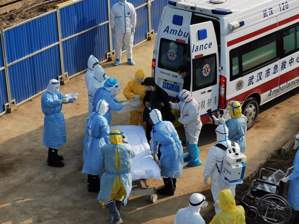 50 bệnh nhân đầu tiên được chuyển đến bệnh viện 10 ngày đêm ở Vũ Hán, nhân viên y tế mặc đồ bảo hộ tiếp đón đặc biệt-2