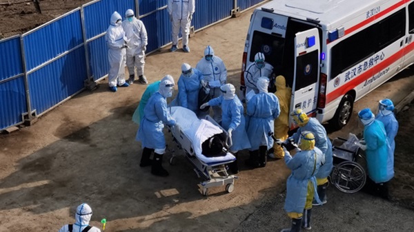 50 bệnh nhân đầu tiên được chuyển đến bệnh viện 10 ngày đêm ở Vũ Hán, nhân viên y tế mặc đồ bảo hộ tiếp đón đặc biệt-3
