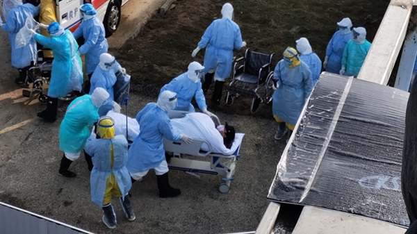 50 bệnh nhân đầu tiên được chuyển đến bệnh viện 10 ngày đêm ở Vũ Hán, nhân viên y tế mặc đồ bảo hộ tiếp đón đặc biệt-4