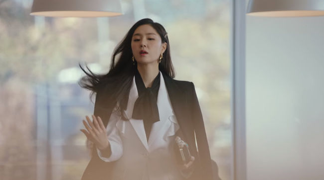 Hôn thê của Hyun Bin lên đồ kiểu nữ CEO và khiến người ta đứng hình toàn tập bởi thần thái cao sang ngút ngàn-1