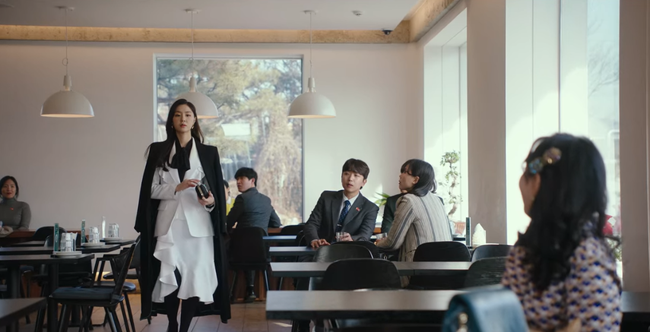 Hôn thê của Hyun Bin lên đồ kiểu nữ CEO và khiến người ta đứng hình toàn tập bởi thần thái cao sang ngút ngàn-2