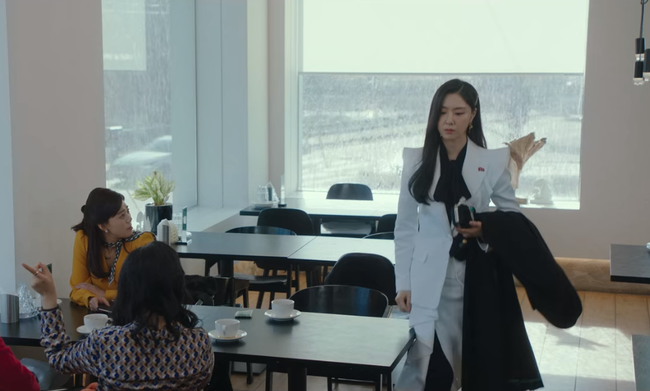 Hôn thê của Hyun Bin lên đồ kiểu nữ CEO và khiến người ta đứng hình toàn tập bởi thần thái cao sang ngút ngàn-3