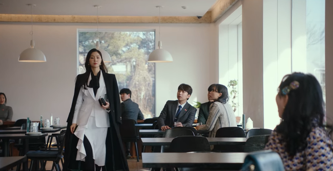 Hôn thê của Hyun Bin lên đồ kiểu nữ CEO và khiến người ta đứng hình toàn tập bởi thần thái cao sang ngút ngàn-4