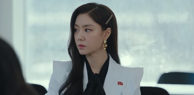Hôn thê của Hyun Bin lên đồ kiểu nữ CEO và khiến người ta đứng hình toàn tập bởi thần thái cao sang ngút ngàn-6