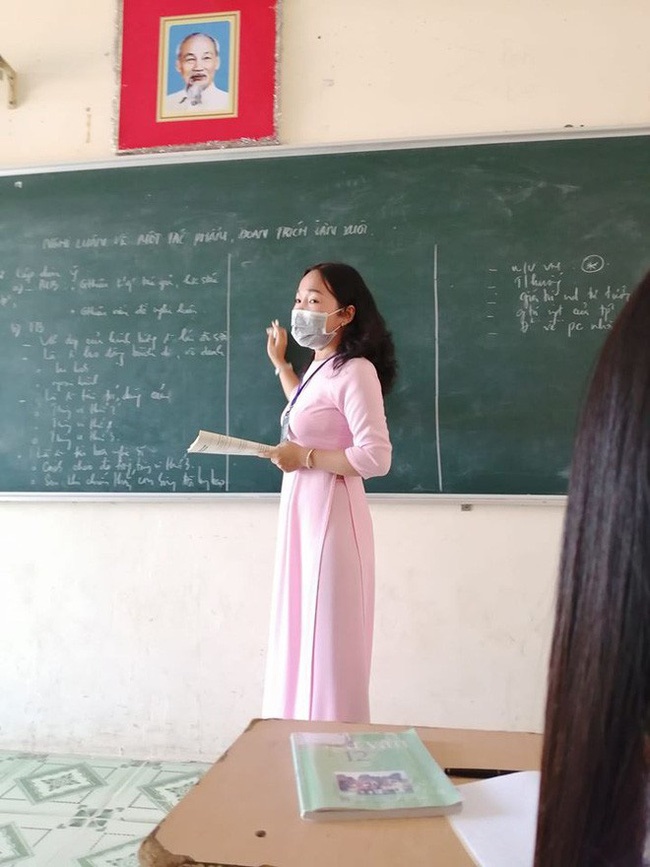 Để phòng ngừa virus Corona, cô giáo này đã mặc trang phục thật đặc biệt khi đứng lớp khiến tất cả học sinh đều ngỡ ngàng-2