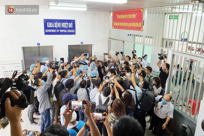 2 cha con Trung Quốc nhiễm virus Corona: Người cha vẫn còn dương tính nhưng sức khỏe phục hồi tốt-11