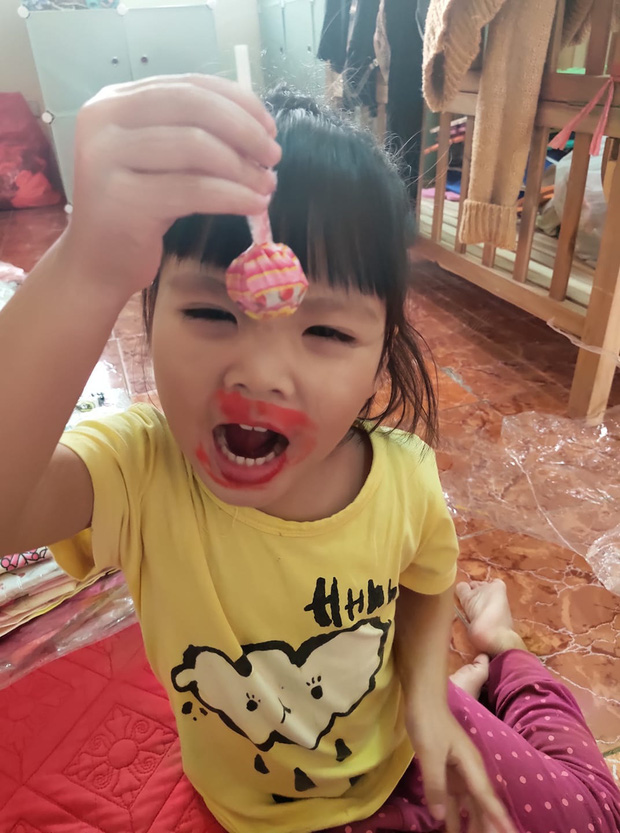 Dở khóc dở cười chuyện trông con mùa dịch virus corona: Lơ là vài phút, ông bố trẻ hốt hoảng thấy con bôi đỏ khắp mặt-10