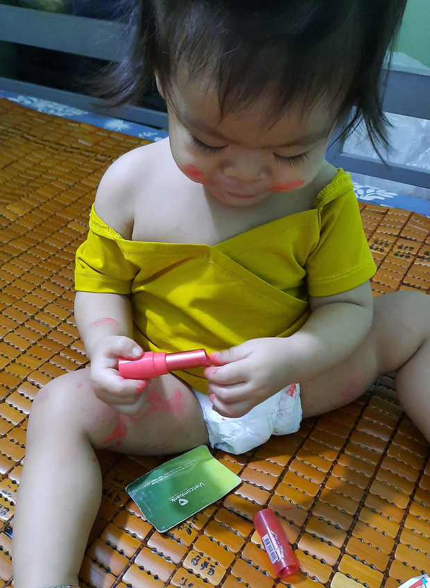 Dở khóc dở cười chuyện trông con mùa dịch virus corona: Lơ là vài phút, ông bố trẻ hốt hoảng thấy con bôi đỏ khắp mặt-11