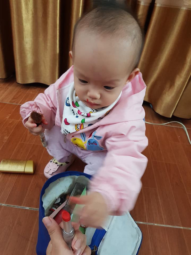 Dở khóc dở cười chuyện trông con mùa dịch virus corona: Lơ là vài phút, ông bố trẻ hốt hoảng thấy con bôi đỏ khắp mặt-8