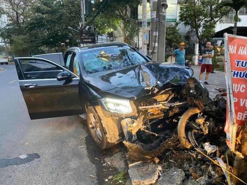 Người lái Mercedes tông chết tài xế Grabbike và làm nữ tiếp viên hàng không trọng thương rồi bỏ trốn khai gì?-1