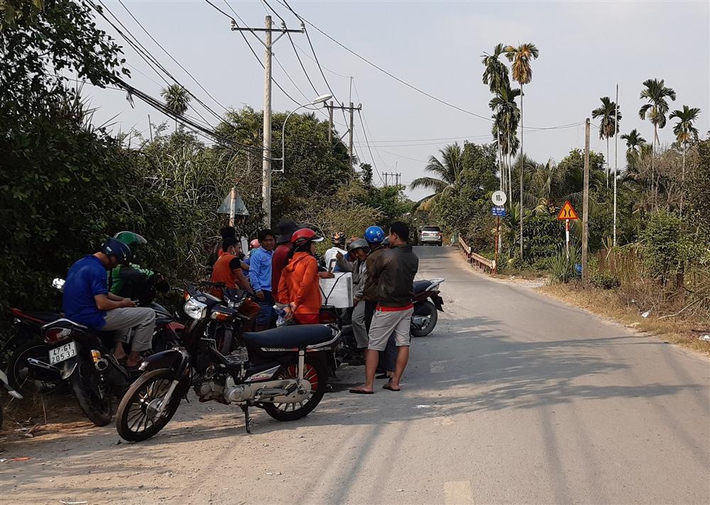 Nhiều người tò mò vẫn tập trung tại khu vực nghi Tuấn khỉ lẩn trốn để ngóng tin-1