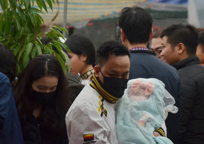 Điện Biên: Phát hiện 34 trẻ nhỏ có biểu hiện ho, sốt khi tiếp xúc với bố mẹ lao động từ Trung Quốc trở về dịp Tết Nguyên Đán-1