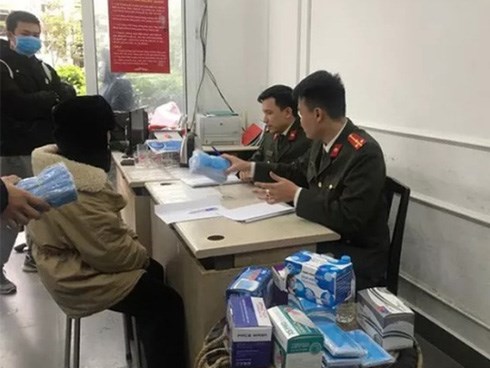 Bắt vụ thu gom 120.000 khẩu trang đưa lên biên giới bán kiếm lời