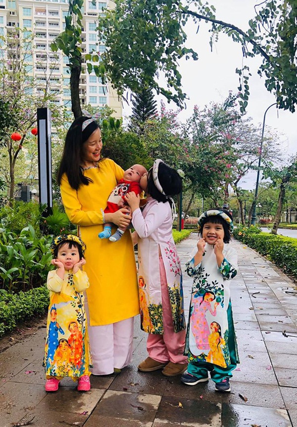 Giữa tâm bão corona, MC Minh Trang chia sẻ ảnh ông xã đi công tác trên chuyến bay trống trơn vắng khách-2