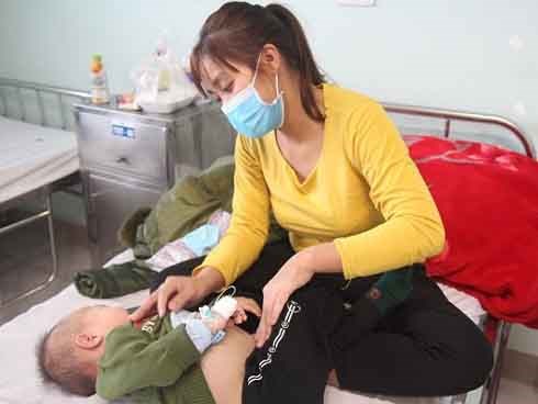 Con phải hoãn mổ vì thiếu máu giữa đợt dịch corona, bố khẩn thiết: “Xin hãy cứu con tôi”