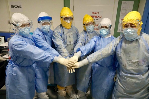 Bé 11 tháng tuổi nhiễm virus corona khỏi bệnh, được xuất viện-1