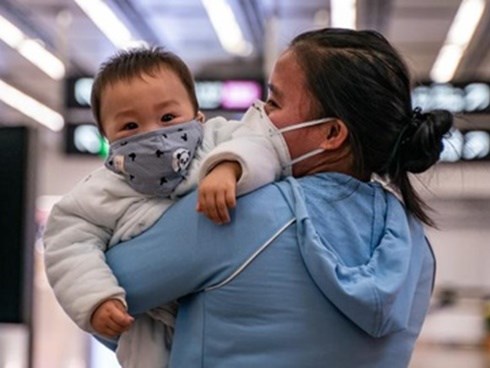 Bé 11 tháng tuổi nhiễm virus corona khỏi bệnh, được xuất viện