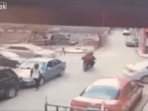 Hai thanh niên bị ôtô tông sau khi giật túi xách bất thành