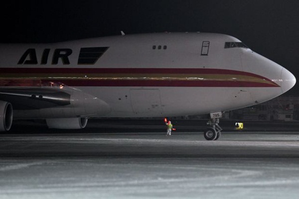 Hai mẹ con tuyệt vọng tìm đường thoát khỏi ổ dịch Vũ Hán: Trải qua chuỗi thử thách, chỉ còn cách cửa ra máy bay vài bước nhưng vẫn không thể rời đi-3