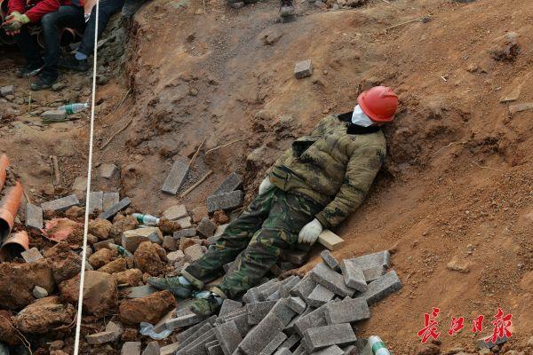 Nỗi khổ cực khó ai thấu ở các công nhân xây dựng bệnh viện dã chiến tại ổ dịch Vũ Hán: Giờ giải lao và giấc ngủ ngon bỗng hóa xa xỉ-2