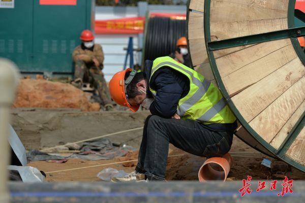 Nỗi khổ cực khó ai thấu ở các công nhân xây dựng bệnh viện dã chiến tại ổ dịch Vũ Hán: Giờ giải lao và giấc ngủ ngon bỗng hóa xa xỉ-3