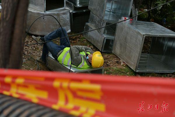 Nỗi khổ cực khó ai thấu ở các công nhân xây dựng bệnh viện dã chiến tại ổ dịch Vũ Hán: Giờ giải lao và giấc ngủ ngon bỗng hóa xa xỉ-4