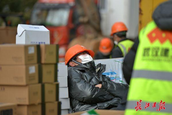 Nỗi khổ cực khó ai thấu ở các công nhân xây dựng bệnh viện dã chiến tại ổ dịch Vũ Hán: Giờ giải lao và giấc ngủ ngon bỗng hóa xa xỉ-5