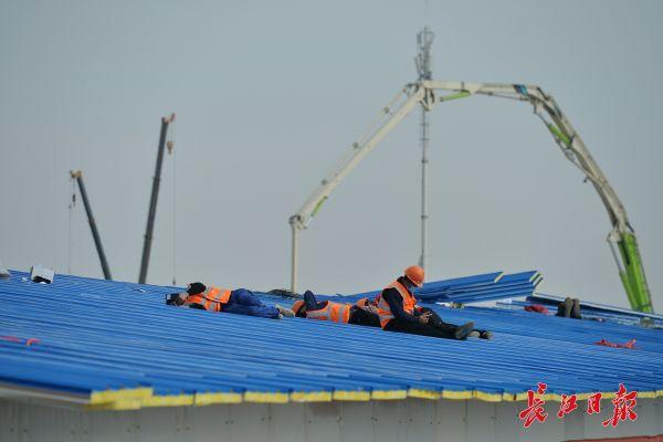 Nỗi khổ cực khó ai thấu ở các công nhân xây dựng bệnh viện dã chiến tại ổ dịch Vũ Hán: Giờ giải lao và giấc ngủ ngon bỗng hóa xa xỉ-7