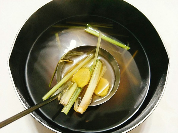 Mẹ học ngay cách nấu nước gừng sả chanh cho cả nhà tăng sức đề kháng-3