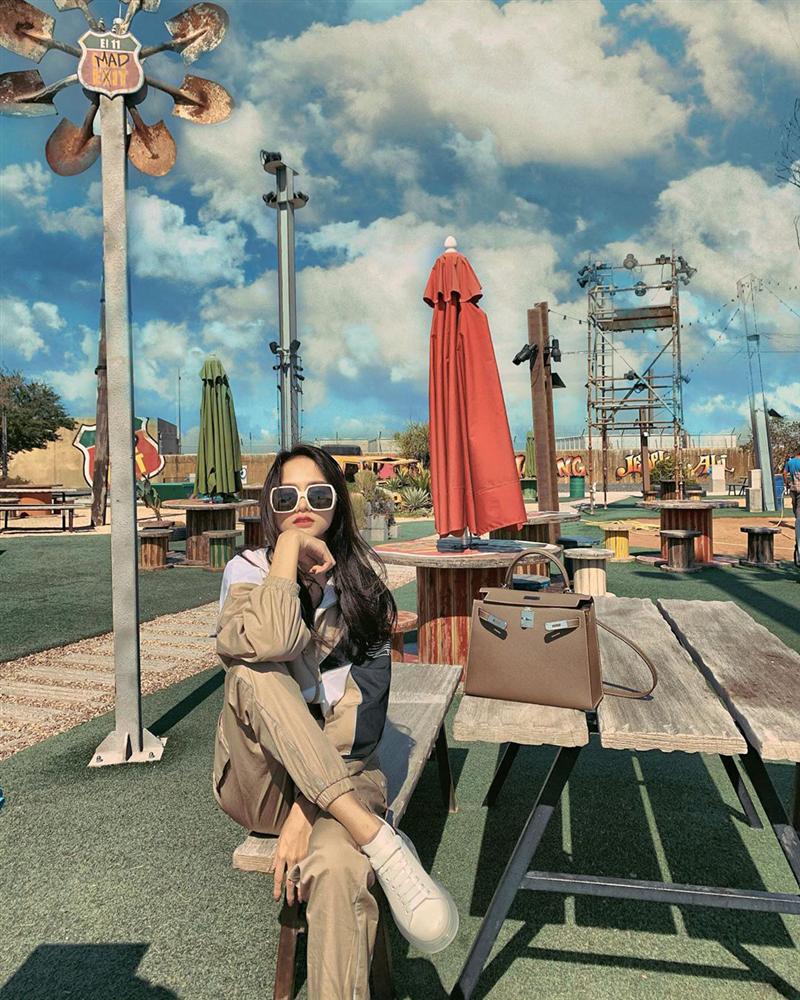 Street style sao Việt: Mẹ bỉm sữa Lan Khuê lấp ló vòng 1, Ngọc Trinh phòng Corona đến tận răng nhưng vẫn chưa là gì so với vợ chồng Đông Nhi-13