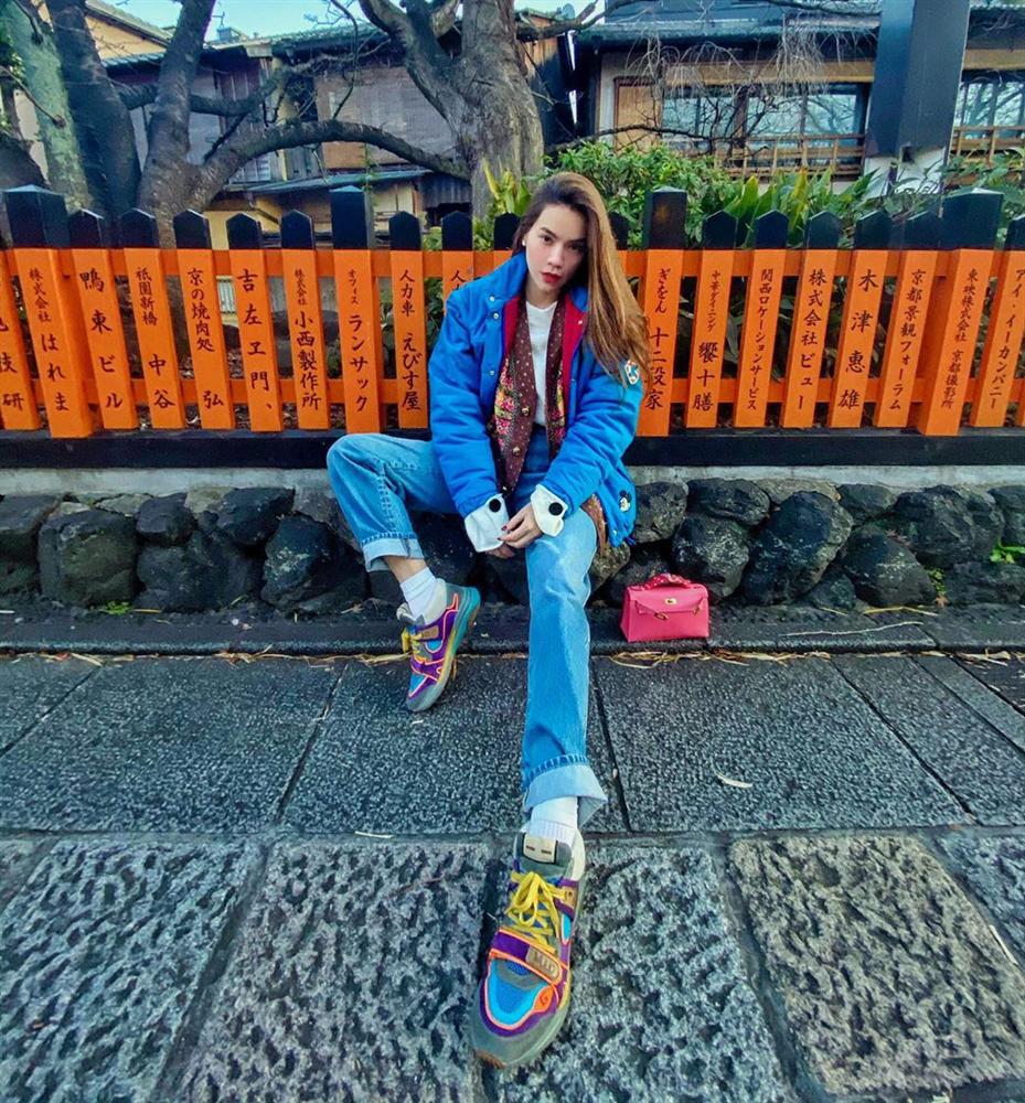 Street style sao Việt: Mẹ bỉm sữa Lan Khuê lấp ló vòng 1, Ngọc Trinh phòng Corona đến tận răng nhưng vẫn chưa là gì so với vợ chồng Đông Nhi-5