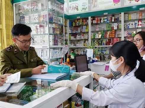 Xử phạt gần 200 triệu đồng đối với 95 cửa hàng thuốc tăng giá khẩu trang y tế