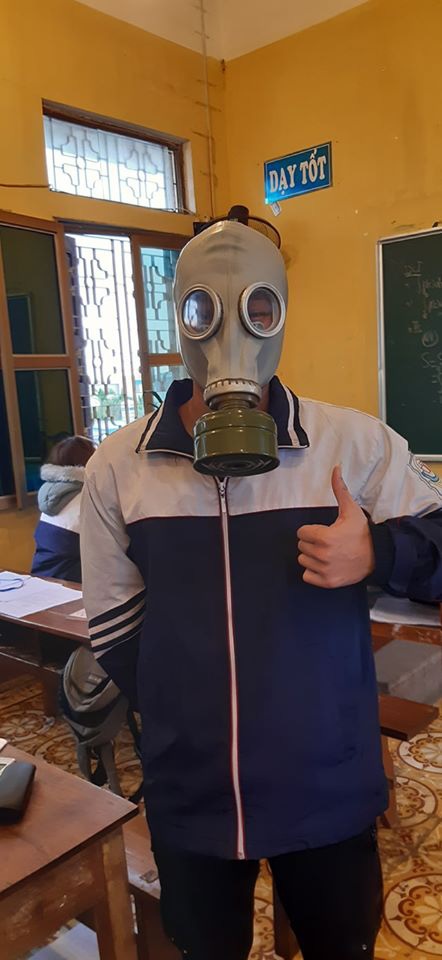 Học đường thời dịch Corona: Nam sinh đeo cả mặt nạ phòng độc đến lớp, một cô giáo có cách phòng virus Corona cẩn thận không ai bằng-1