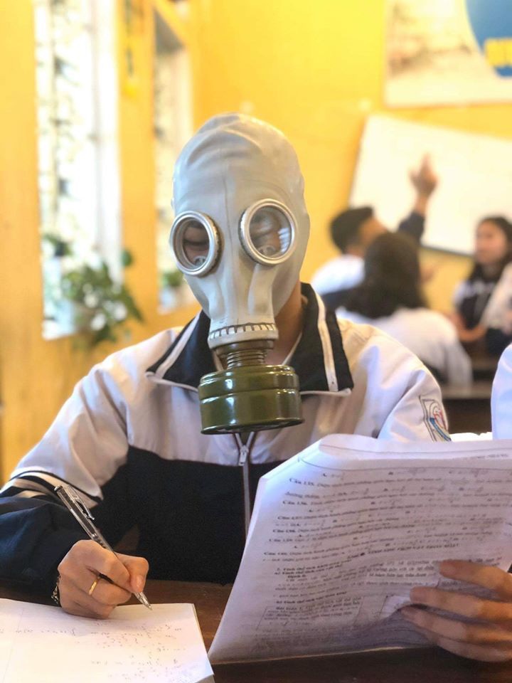 Học đường thời dịch Corona: Nam sinh đeo cả mặt nạ phòng độc đến lớp, một cô giáo có cách phòng virus Corona cẩn thận không ai bằng-2