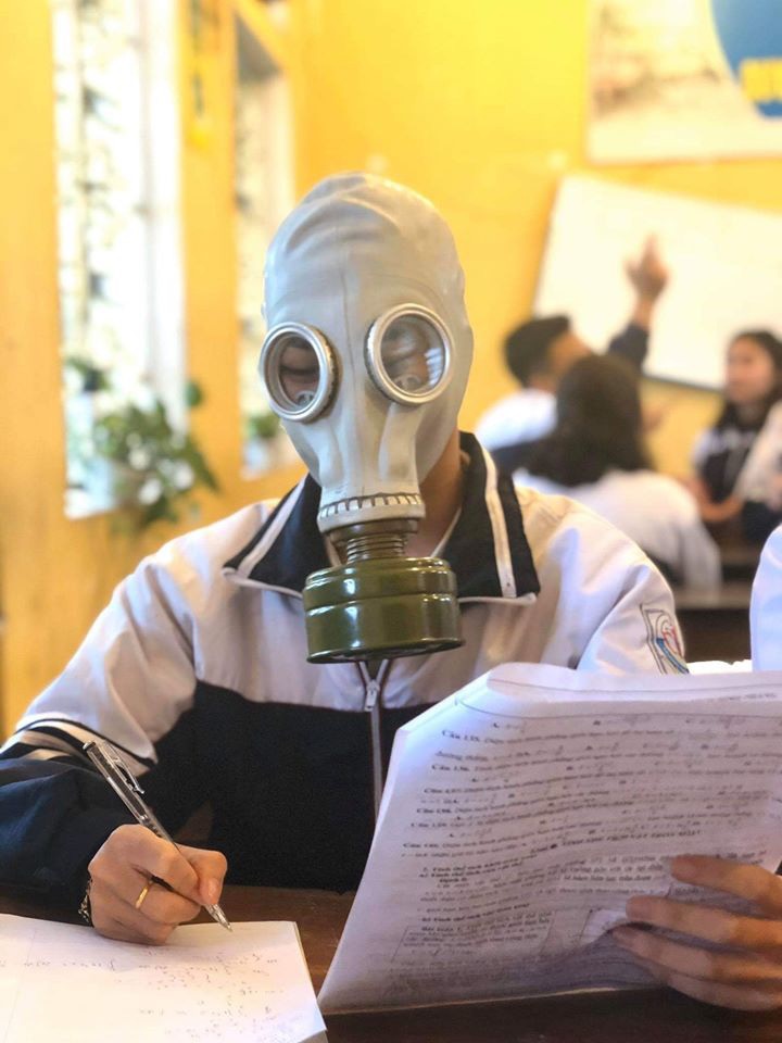 Học đường thời dịch Corona: Nam sinh đeo cả mặt nạ phòng độc đến lớp, một cô giáo có cách phòng virus Corona cẩn thận không ai bằng-2