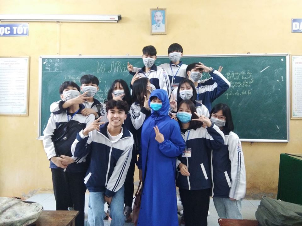 Học đường thời dịch Corona: Nam sinh đeo cả mặt nạ phòng độc đến lớp, một cô giáo có cách phòng virus Corona cẩn thận không ai bằng-4
