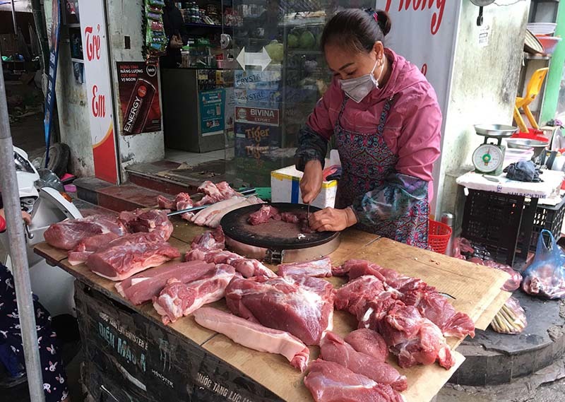 Chợ ế ẩm, tiểu thương quyết không giảm giá thịt lợn-1