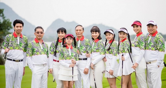 Đại gia đình Thúy Hằng - Thúy Hạnh du xuân trên sân golf-2
