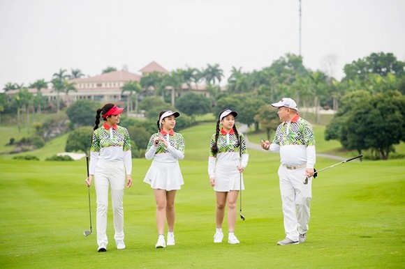 Đại gia đình Thúy Hằng - Thúy Hạnh du xuân trên sân golf-3