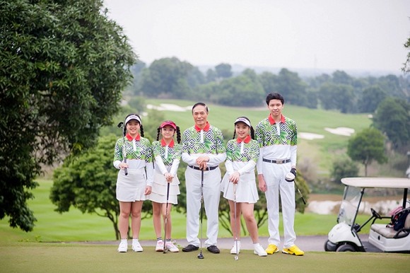 Đại gia đình Thúy Hằng - Thúy Hạnh du xuân trên sân golf-10