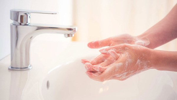 Nước rửa tay khô và xà phòng rửa tay cái nào tốt hơn? Đây là câu trả lời đúng nhất từ chuyên gia Bộ Y tế-1